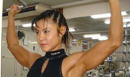 日本女子健美比赛视频,肌肉线条勾勒青春风采